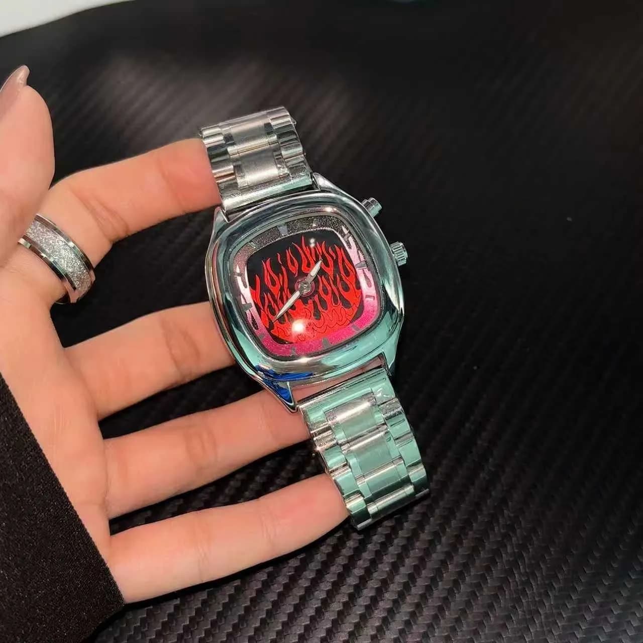 Zilverkleurig statement horloge met rode vlammen wijzerplaat