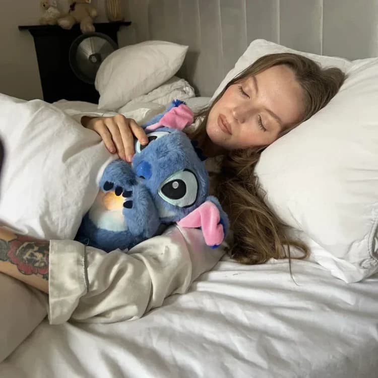 Vrouw slaapt met de ademende knuffel in haar armen